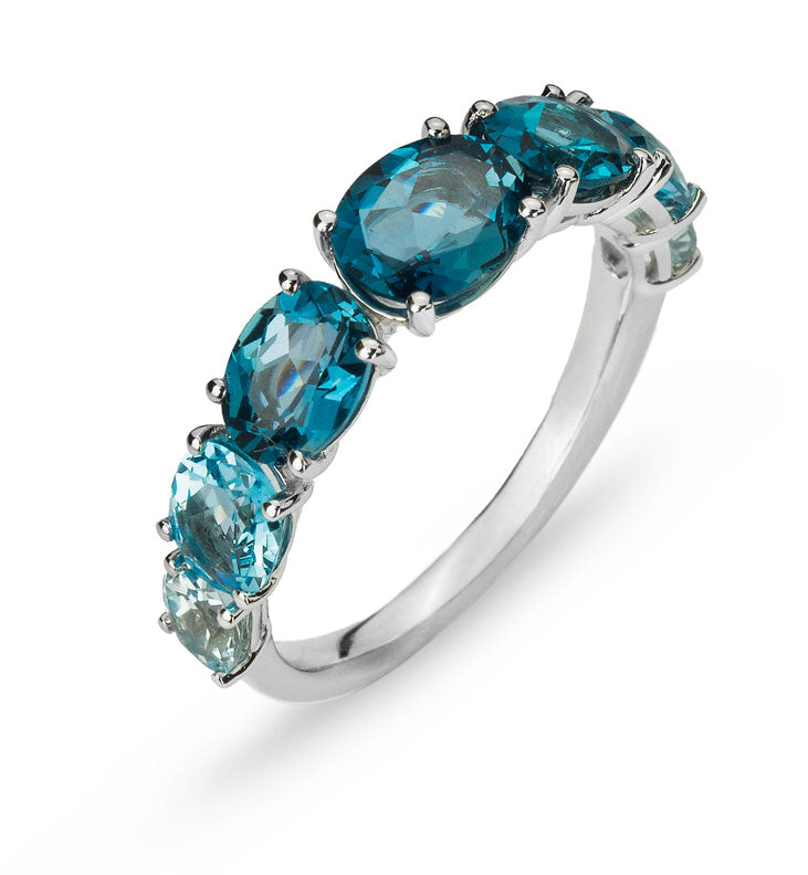 Ring Weissgold 750, 2 Sky Topase ct., 3 London Topase 1.88ct. und 2 Swiss Topase 0.80ct. 4-Griff gefasst