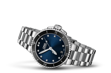 Aquis Date Diamonds, Blue, Stainless steel Strap