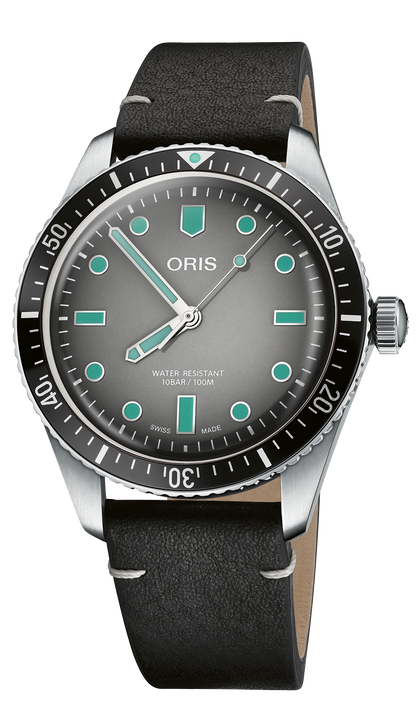 Divers Sixty-Five, 40.00 mm, Grey, Leather Strap, Stainless steel screw-in security crown, Multi-piece stainless steel case, minutes scale top ring