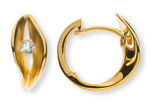 Kreolen mit Scharnier Gelbgold 750, blattförmig, teilgesandelt, mit 2 Brillanten H SI 6x15mm